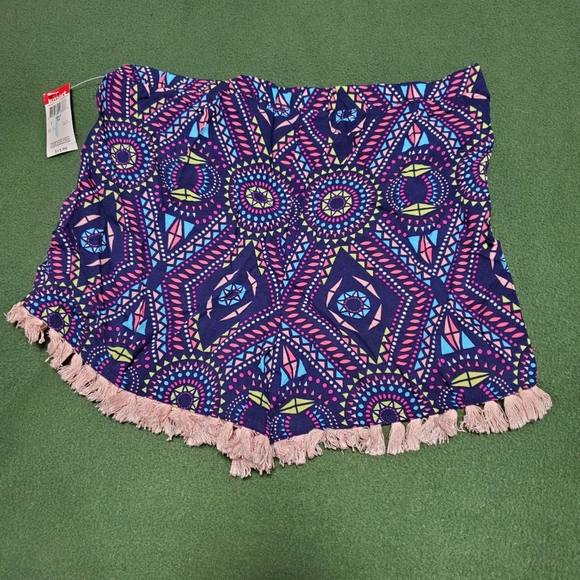 Geometric Pattern Shorts - Picture 2 of 4